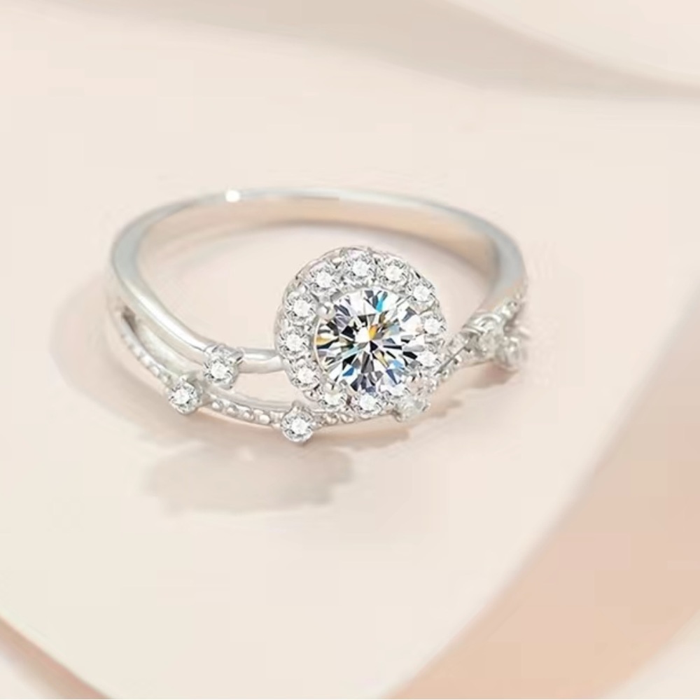 Gorgeous 1CT Sterling Silver Moissanite Ring - Picture 4 of 6